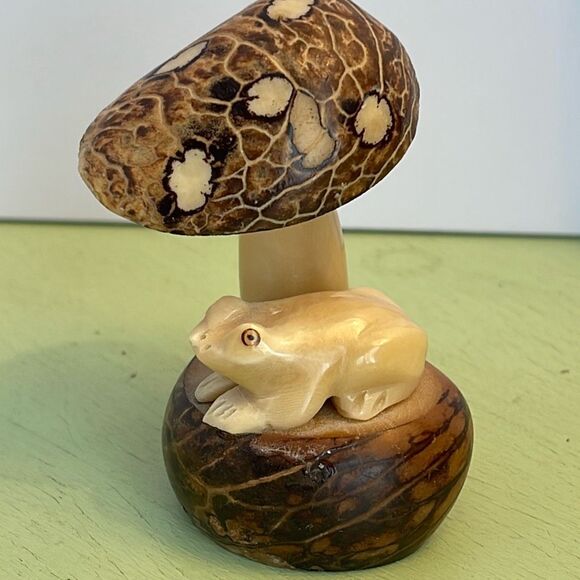 Tagus Nut mushroom and frog craved figurine. Sustainably eco friendly - Picture 2 of 8